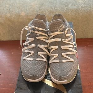 Men’s  SIZE 11 med. gray LEBRON XVII LOW SNEAKERS